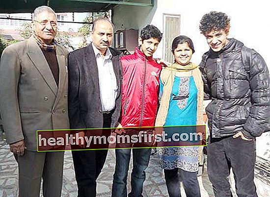 Raghav Juyal dengan keluarga