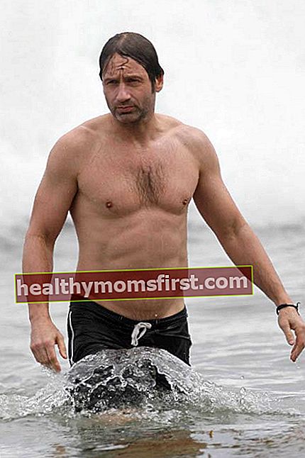 2010年7月にマリブビーチで上半身裸のデイヴィッド・ドゥカヴニー