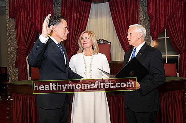 Mitt Romney (Kiri) dilantik sebagai Senator Amerika Serikat dari Utah oleh Wakil Presiden Mike Pence di hadapan Ann Romney pada Januari 2019