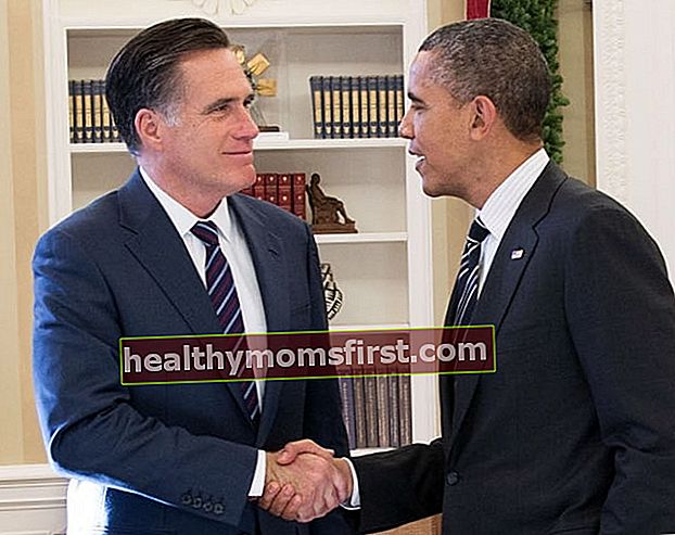 2012年11月の昼食後、大統領執務室でバラク・オバマ大統領と握手しているときに見られるミット・ロムニー（左）