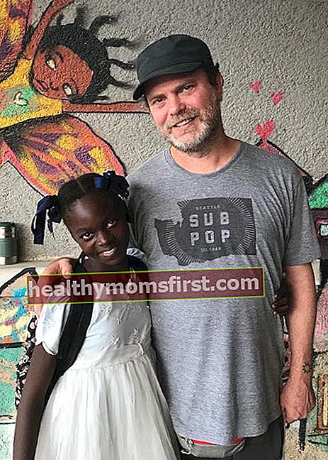 Rainn Wilson bersama seorang anak bernama Yusemika dari program Cacat BSEIPH di Gonaïves, Haiti pada November 2017