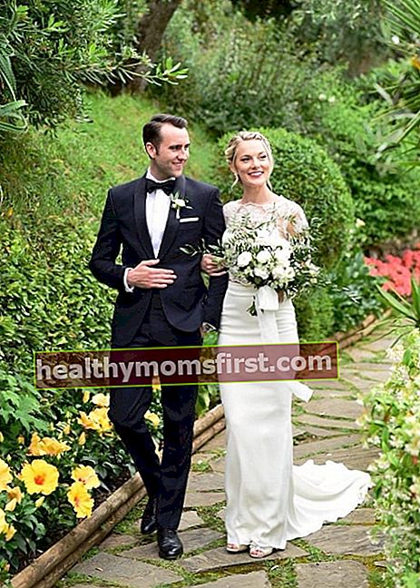 Matthew Lewis dengan Angela Jones di hari pernikahan mereka