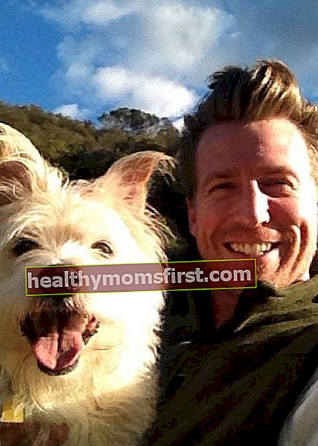 Josh Meyers กับลูกสุนัขของเขาใน Instagram Selfie ในเดือนธันวาคม 2555