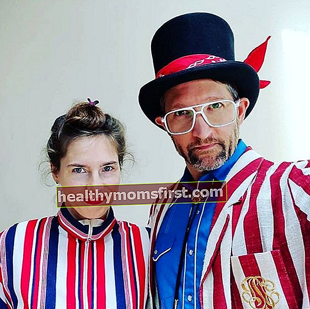 Amanda ve kocası Christopher Robinson, 2019'daki 4 Temmuz kutlamaları sırasında giyiniyorlar.