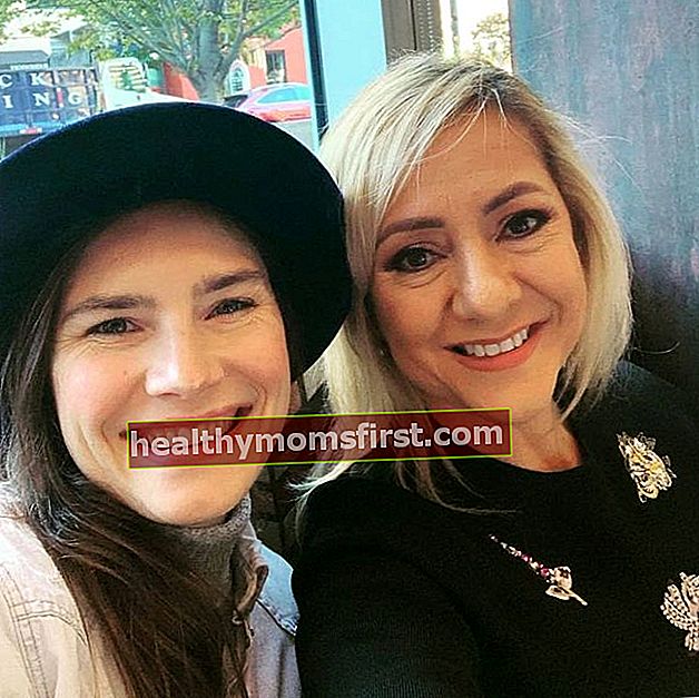 Amanda bergambar dengan Lorena Gallo pada November 2019