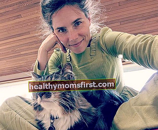 Аманда Нокс робить селфі зі своїм котом у червні 2019 року