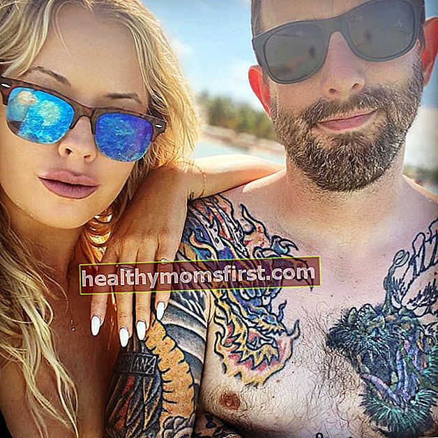 Geoff Ramsey berpakaian tanpa baju bersama Emily Hatfield pada Disember 2019