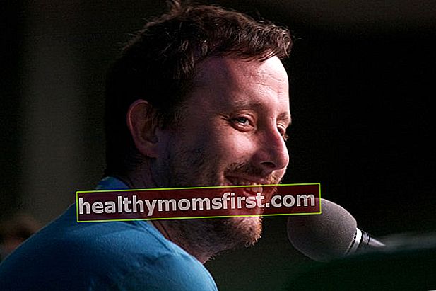 Geoff Ramsey ถ่ายภาพขณะยิ้มระหว่างงานในเดือนกรกฎาคม 2013