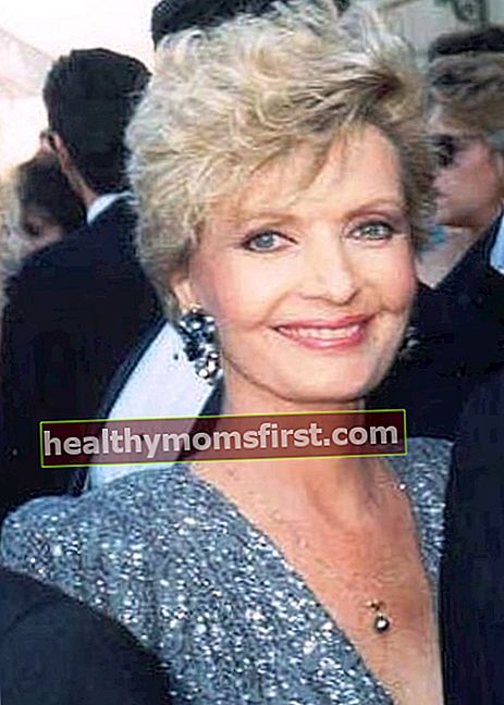 Florence Henderson, 1989 Emmy Ödülleri'nde kameraya gülümsüyor