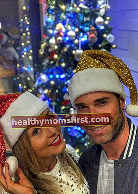 Sebastian Rulli seperti yang dilihat dalam selfie Krismas bersama dengan Angelique Boyer pada bulan Disember 2019