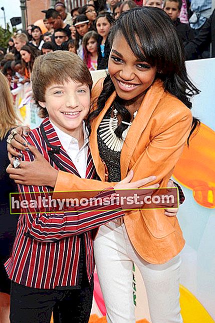 Jake Short와 China Anne McClain이 2012 년에 개최 된 Nickelodeon의 25 번째 연례 Kids Choice Awards에서