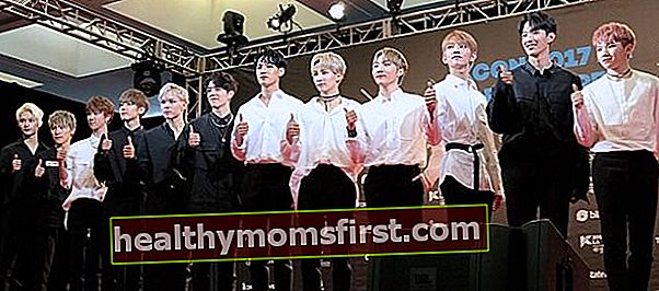 Woozi (ekstrim kanan) terlihat bersama Seventeen bandmates di 2017 KCON di LA