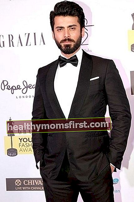 Fawad Khan berpose di karpet merah Grazia Young Fashion Awards pada tahun 2016