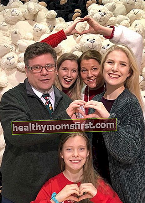 Sean Astin bersama keluarganya seperti yang dilihat pada Disember 2018