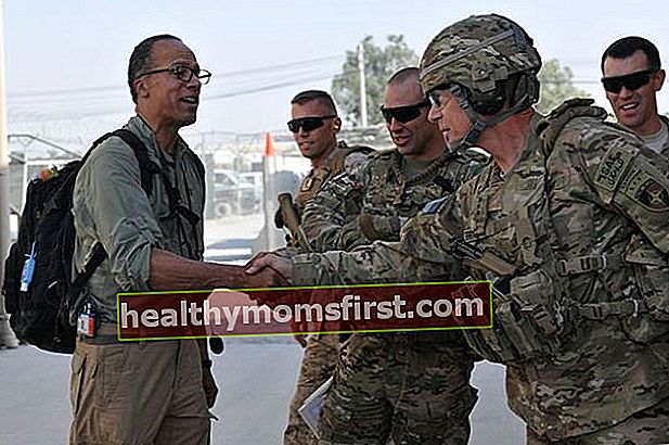 Lester Holt bersalaman dengan Komandan Komando Bersama ISAF, Letnan Jeneral James Terry pada tahun 2012