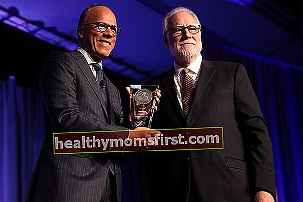 Lester Holt ได้รับรางวัล Walter Cronkite Award for Excellence in Journalism ประจำปี 2019 จาก Mark Searle