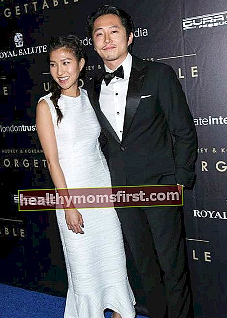 2015 년 12 월 Asian American Awards Unforgettable Gala에서 Steven Yeun과 그의 아내 Joana Pak
