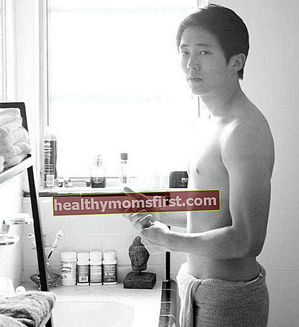 Steven Yeun gömleksiz vücut