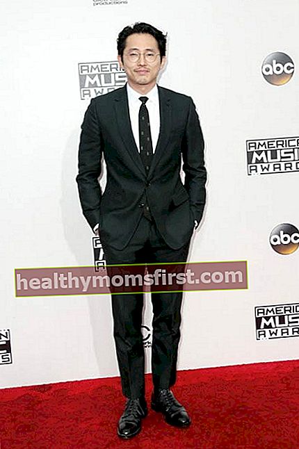 Steven Yeun ในงาน American Music Awards 2016