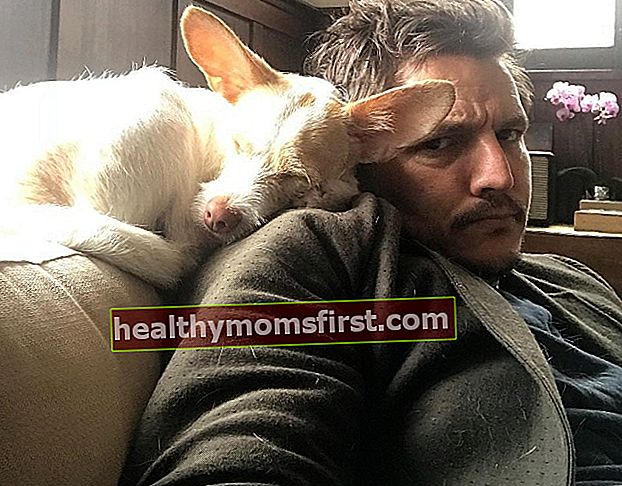 Pedro Pascal dalam selfie dengan anjingnya pada Maret 2018