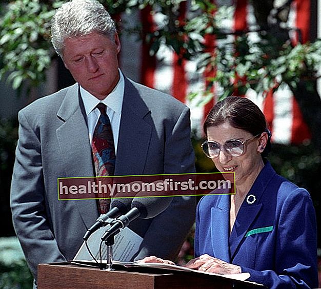 Ruth Bader Ginsburg berfoto saat secara resmi menerima nominasi dari Presiden Bill Clinton pada 14 Juni 1993