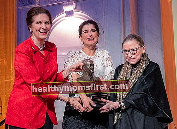 Ruth Bader Ginsburg (Kanan) menerima LBJ Liberty & Justice for All Award dari Lynda Johnson Robb (Kiri) dan Luci Baines Johnson di Library of Congress di Washington, D.C., pada Januari 2020