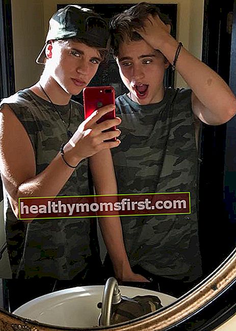 2017 년 5 월 거울 셀카에서 쌍둥이 형제 Emilio Martinez (오른쪽)와 Ivan Martinez