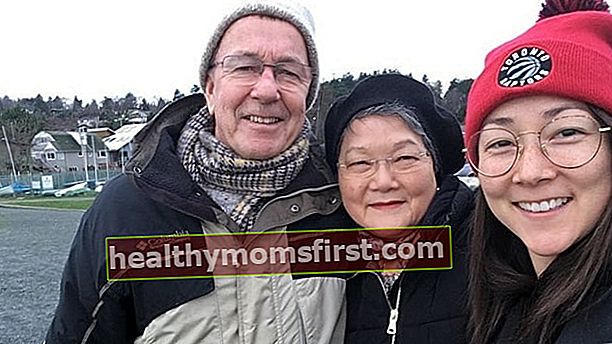 Emily Piggford tersenyum dalam selfie bersama orang tuanya pada Desember 2019