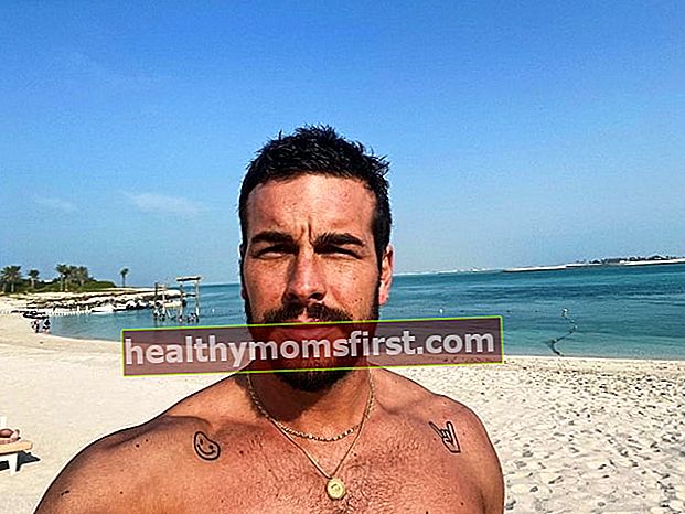 Mario Casas terlihat saat melakukan selfie pantai bertelanjang dada di Abu Dhabi, Uni Emirat Arab pada Februari 2020