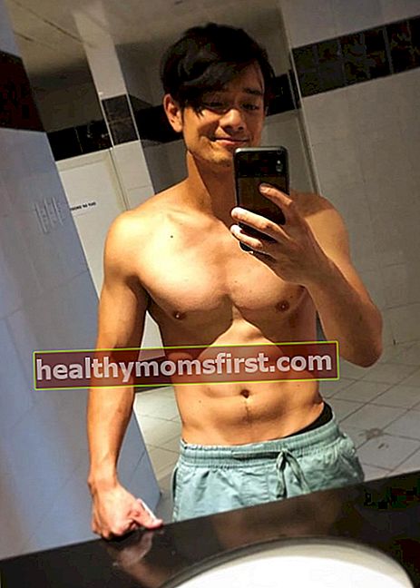 Osric Chau menunjukkan fisiknya yang kencang dalam selfie cermin tanpa baju pada Agustus 2018