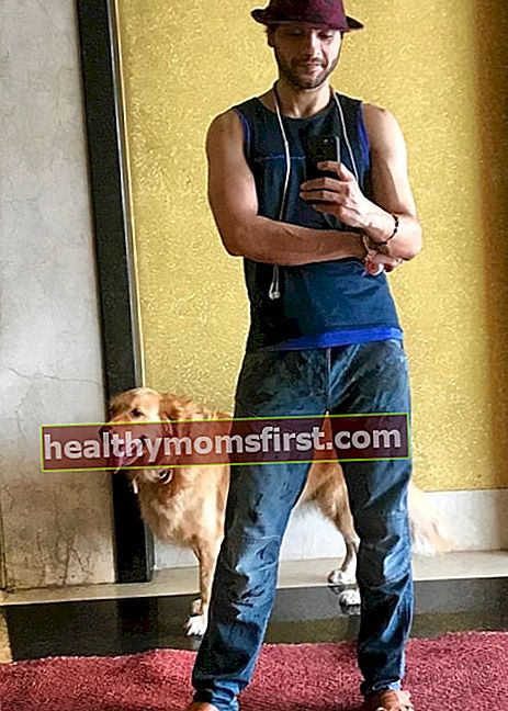 Мішал Рахея, побачений під час дзеркального селфі зі своєю собакою Енджі в червні 2020 року