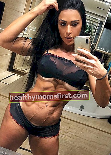 Gracyanne Barbosa memamerkan tubuhnya yang robek di cermin selfie pada Agustus 2018