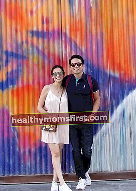 Dennis Trillo terlihat saat berpose untuk berfoto bersama Jennylyn Mercado di La Mer Dubai pada Mei 2019