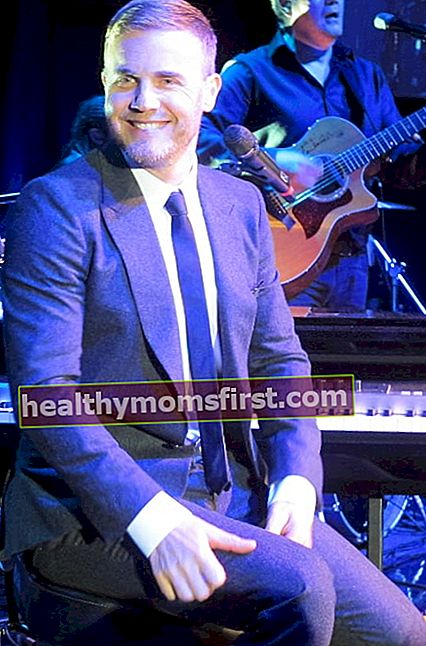 Foto Gary Barlow saat tampil di konser pada 2013