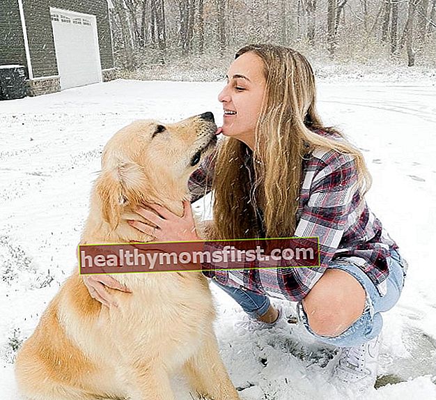 2019 년 11 월 눈을 즐기며 강아지와 함께 찍은 사진 속 Karli Reese
