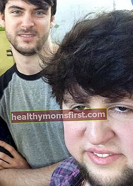 JonTron (Kanan) dan Sam Thorne dalam selfie pada Maret 2014