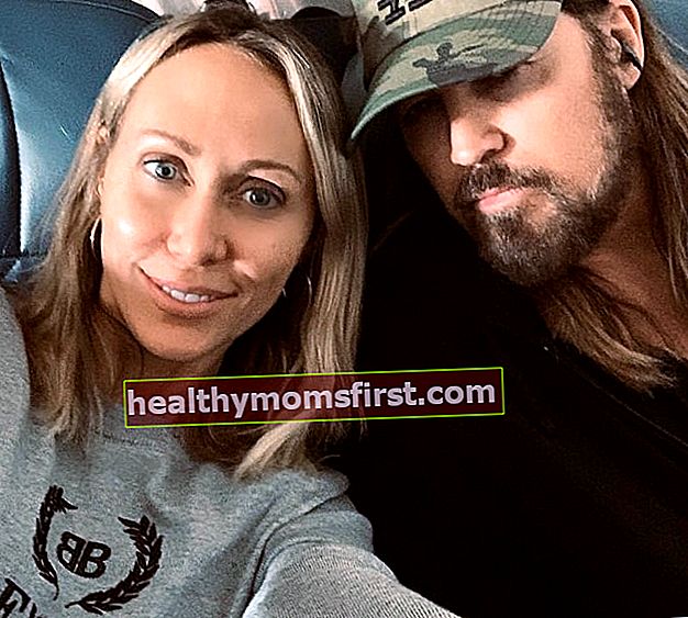 Tish Cyrus terlihat saat berswafoto dengan suaminya, Billy Ray Cyrus, pada April 2019 lalu