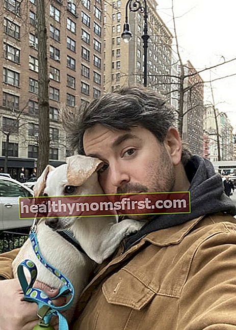 Alex Brightman dalam selfie dengan anjingnya seperti yang terlihat pada Februari 2020