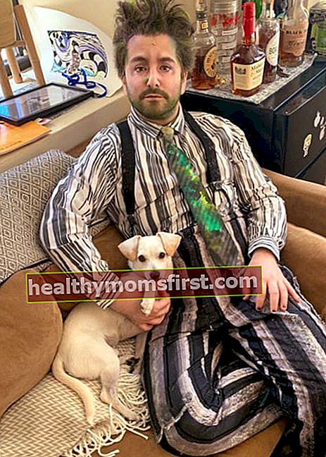 Alex Brightman dengan anjingnya seperti yang terlihat pada Agustus 2019