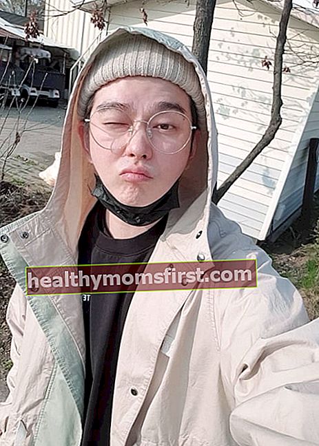 Yoon Kyun-sang terlihat saat mengambil foto selfie pada April 2019
