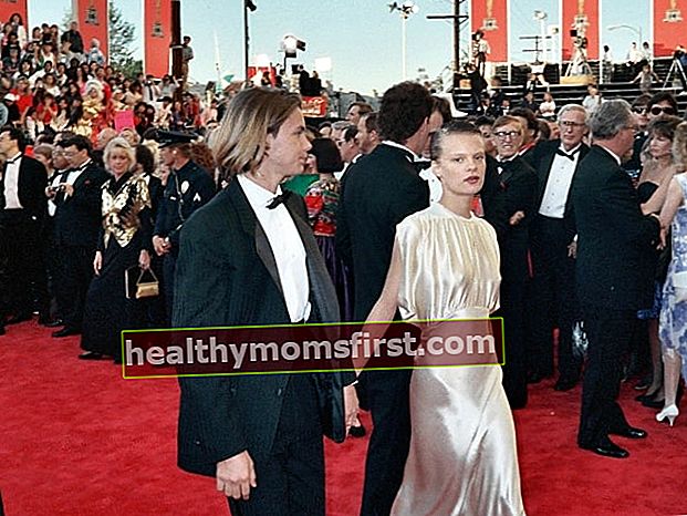 River Phoenix seperti yang terlihat bersama Martha Plimpton dalam gambar yang diambil di karpet merah pada Penghargaan Akademi Tahunan ke-61 pada 29 Maret 1989