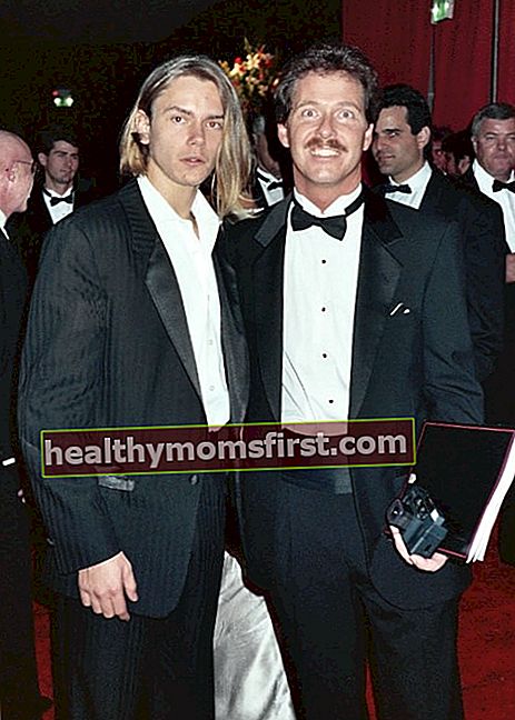 1989年3月29日、第61回アカデミー賞でファンと一緒にカメラに向かってポーズをとっているときに見られるフェニックス川（左）-ガバナーズボール