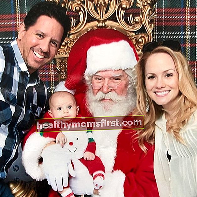 米国カリフォルニア州ロサンゼルスで家族と一緒にクリスマスの写真のポーズをとっているときに見られるケリー・ステイブルズ