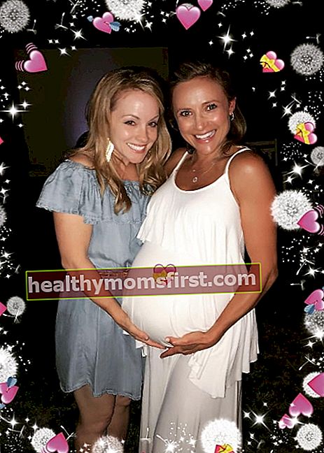 2018 년 9 월 Christine Lakin과 그녀의 아기 범프와 함께 카메라를 위해 포즈를 취하는 동안 보이는 Kelly Stables (왼쪽)