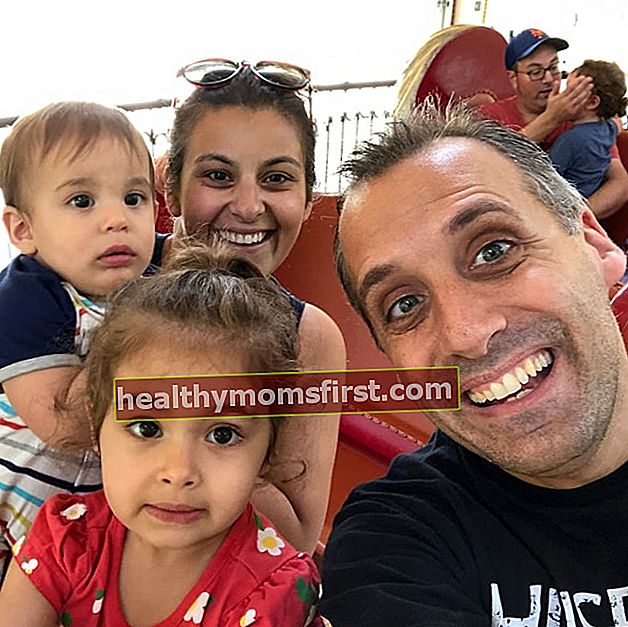 Joe Gatto dalam selfie bersama isterinya Bessy Gatto dan anak-anak di Nunley's Carousel pada bulan Jun 2018