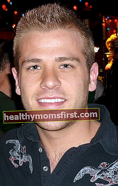 Scott Evans tersenyum ke arah kamera pada Maret 2010