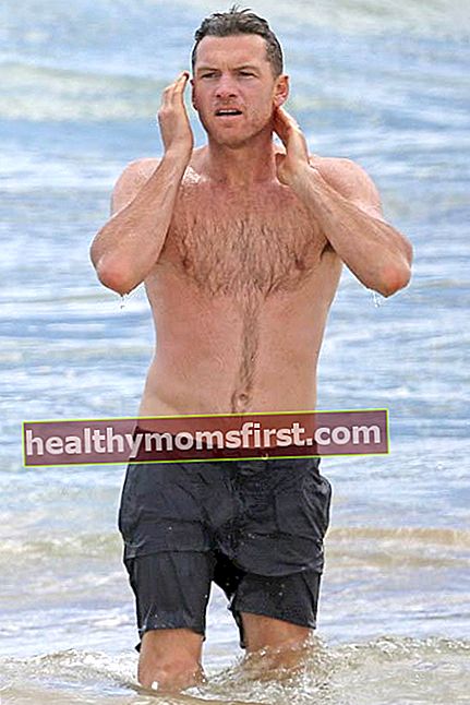 Sam Worthington, Ağustos 2014'te Hawaii Plajı'nda gömleksiz