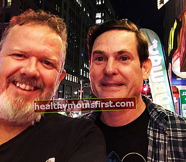 2019年8月にニューヨーク州マンハッタンのロバートマクノートンと一緒に写真に見られるヘンリートーマス（右）