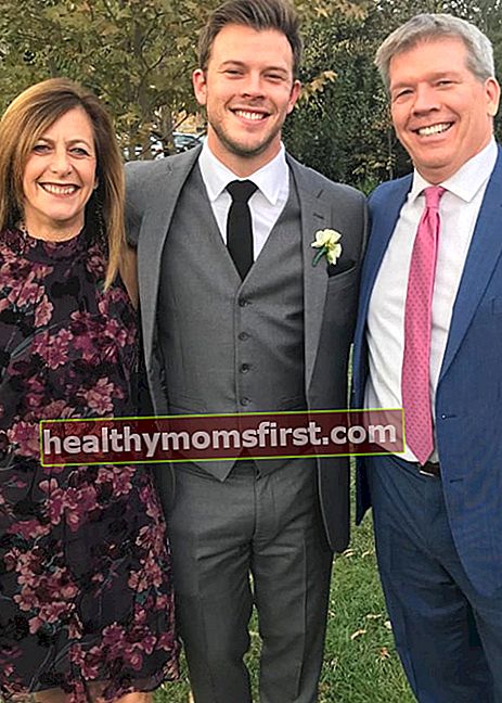 Jimmy Tatro bersama Ibu Bapanya, seperti yang terlihat pada November 2019