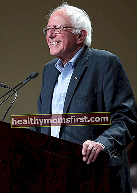 Bernie Sanders berbicara pada pertemuan kota di Phoenix Convention Center di Phoenix, Arizona pada Juli 2015